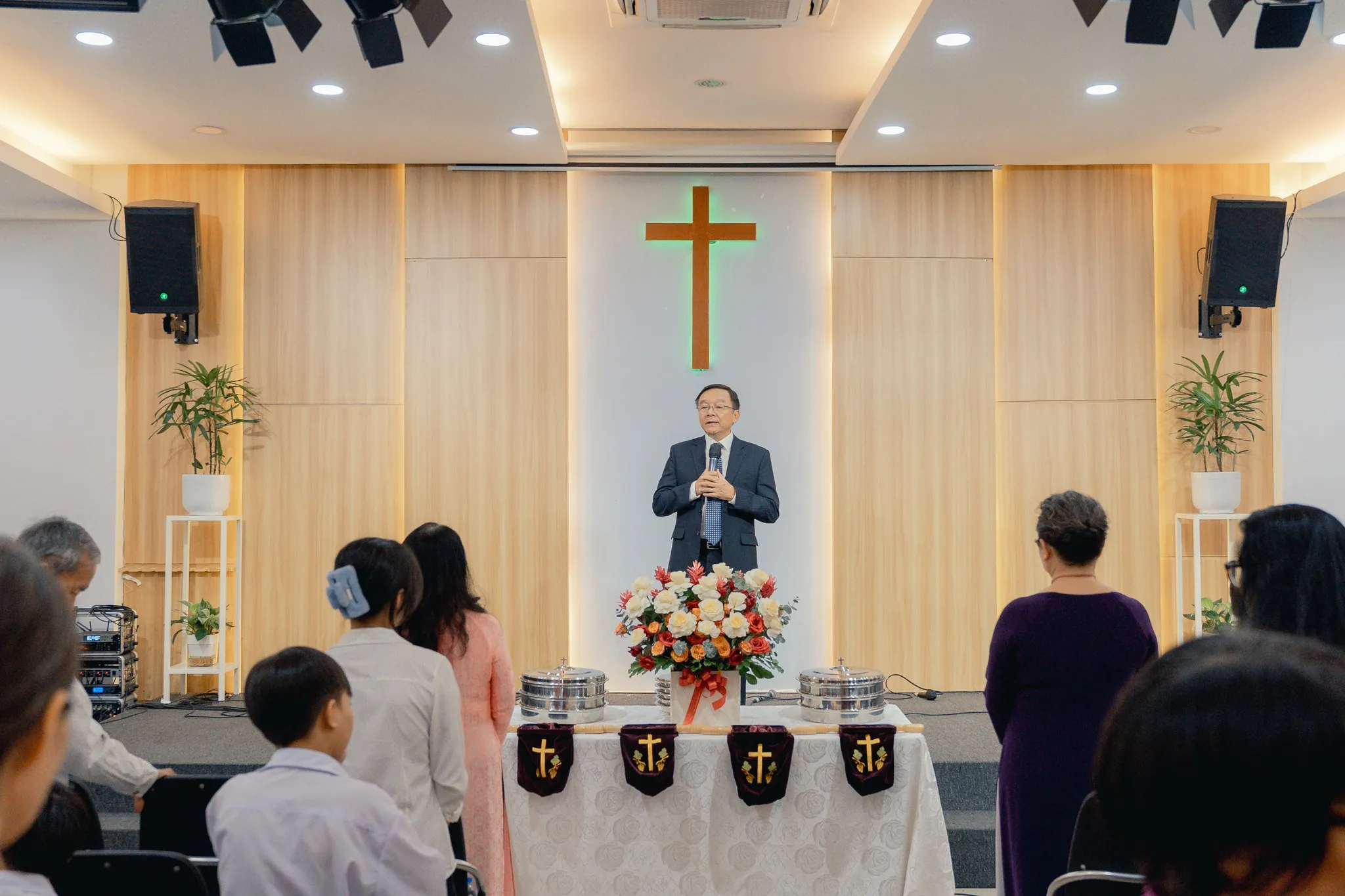 Nội thất nhà thờ Văn Thánh Bắc với thập tự trơn và bàn Tiệc Thánh