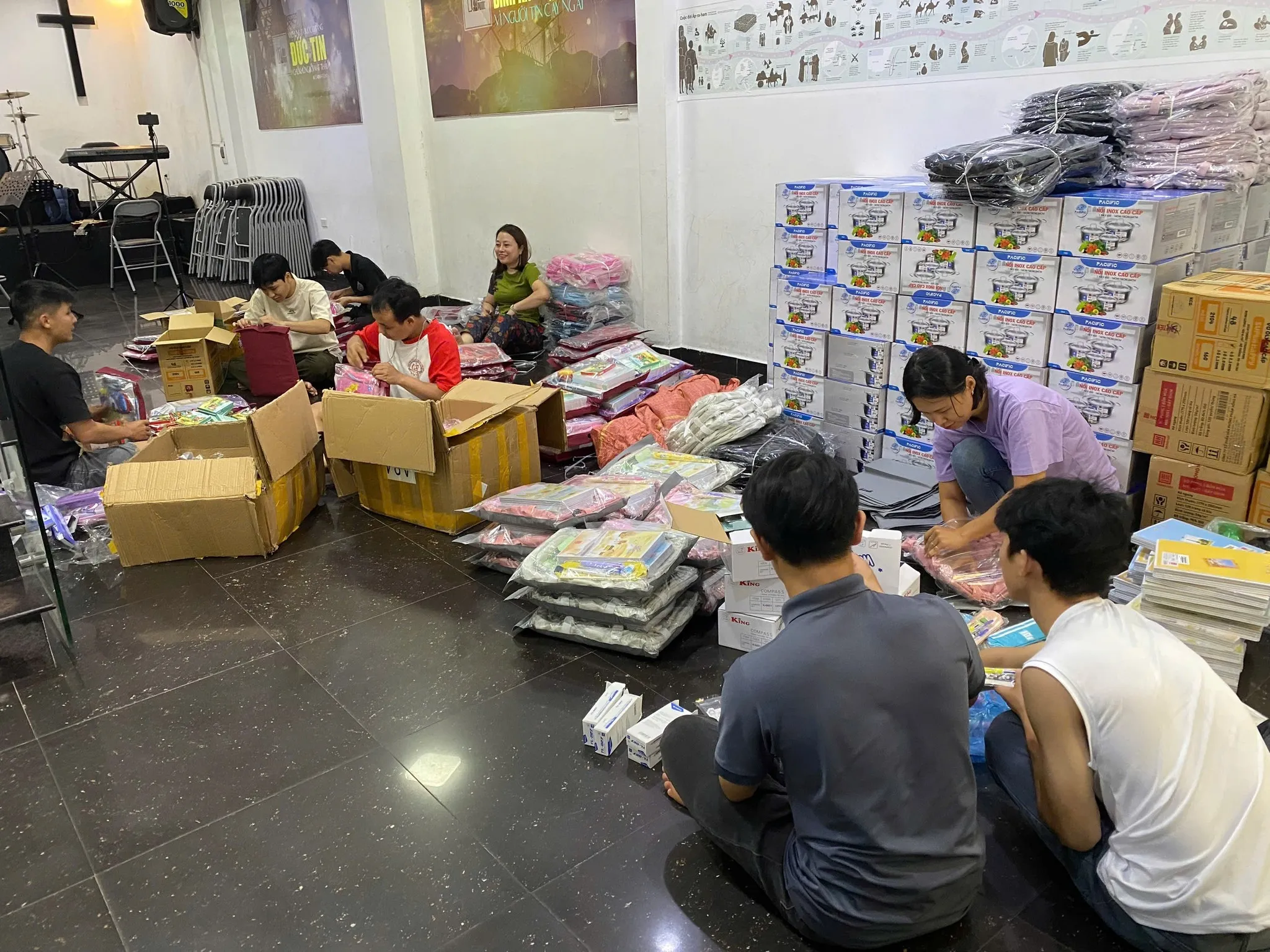 Mọi người đóng gói hàng cứu trợ trong hội trường
