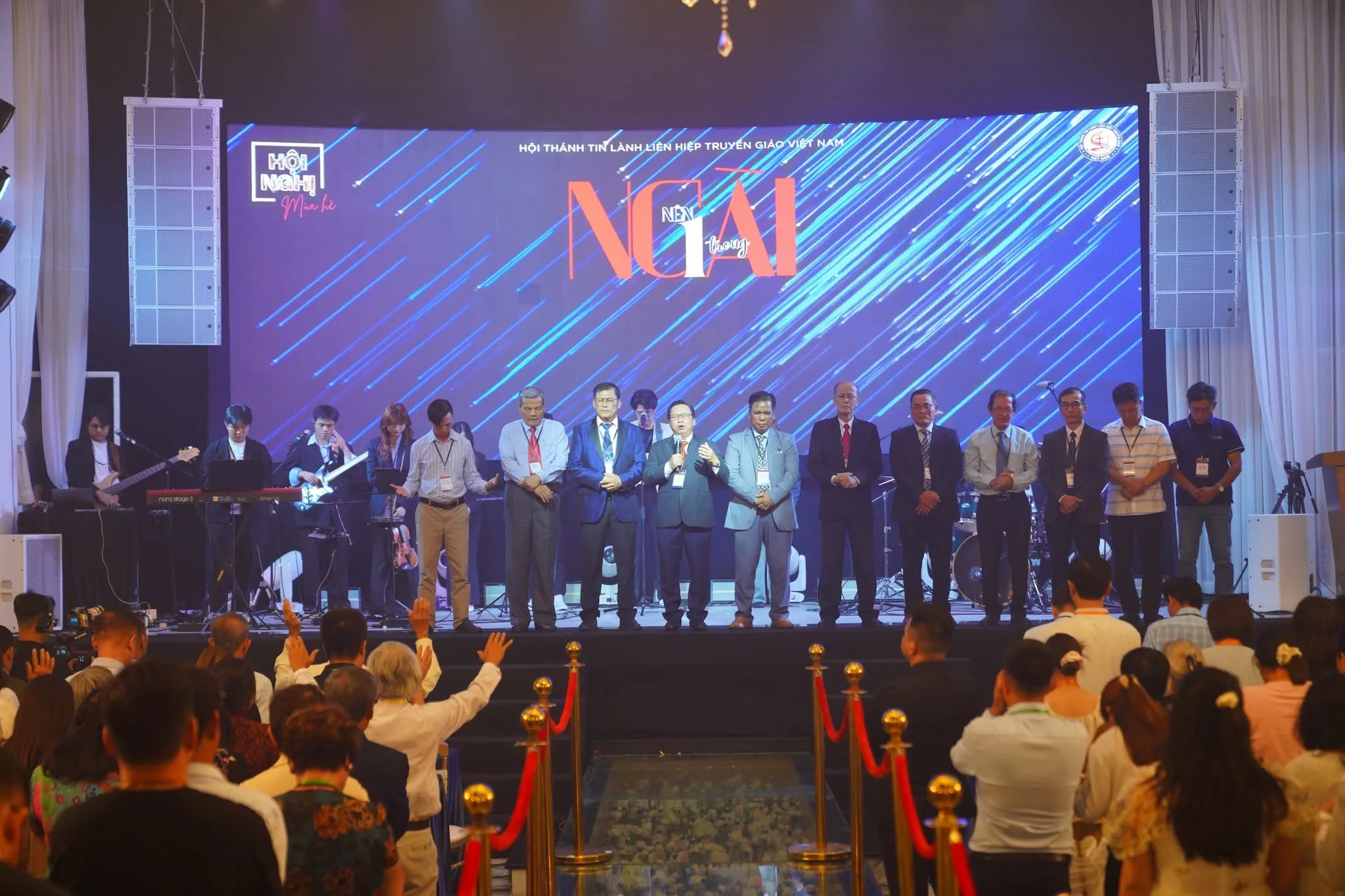 Các mục sư cầu nguyện trên sân khấu Hội nghị Mùa hè 2026