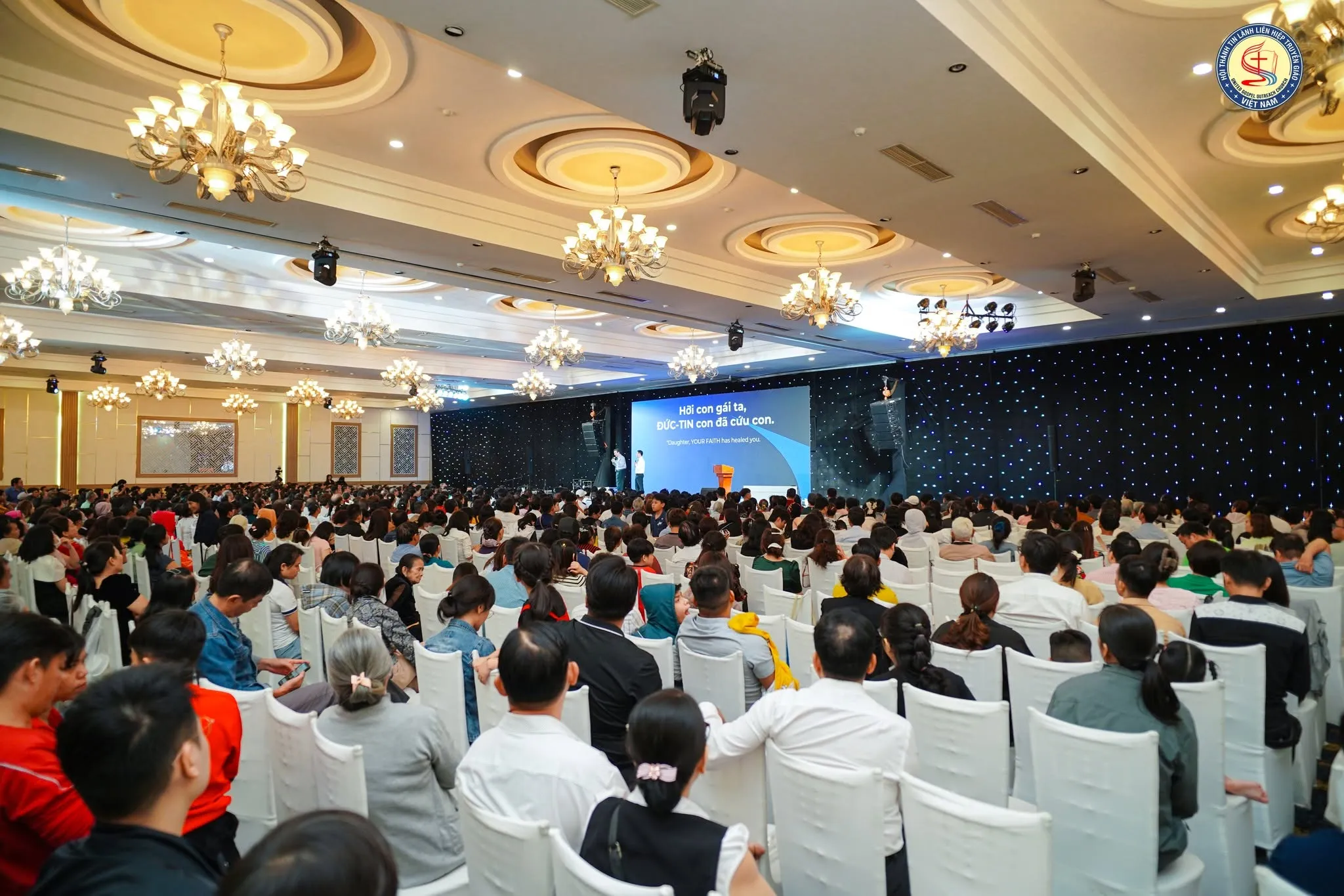 Buổi truyền giảng đông người trong hội trường